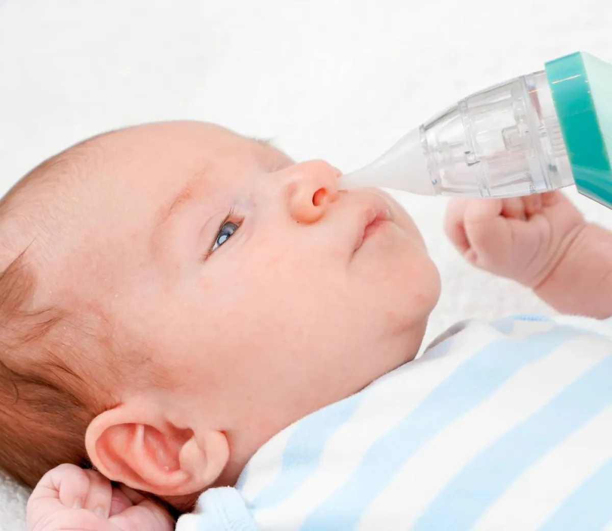 صورة لشفط أنف الطفل من الحليب