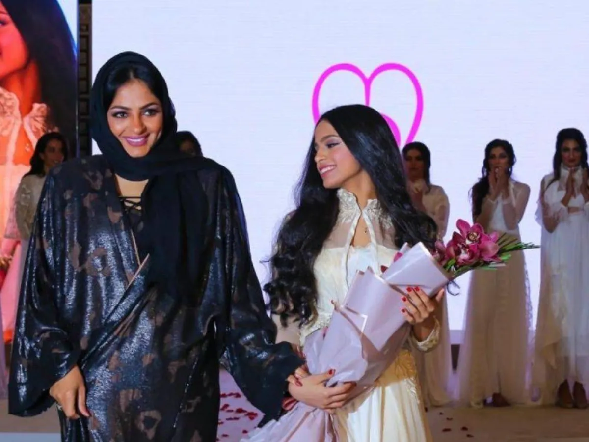 المصممة منى ريحان وابنتها سارة 