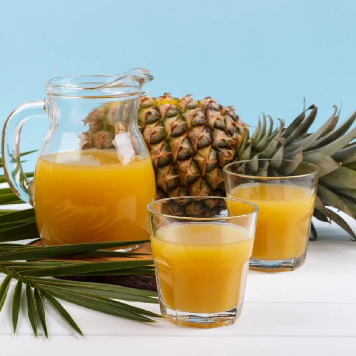 صورة لأكواب من عصير الأناناس