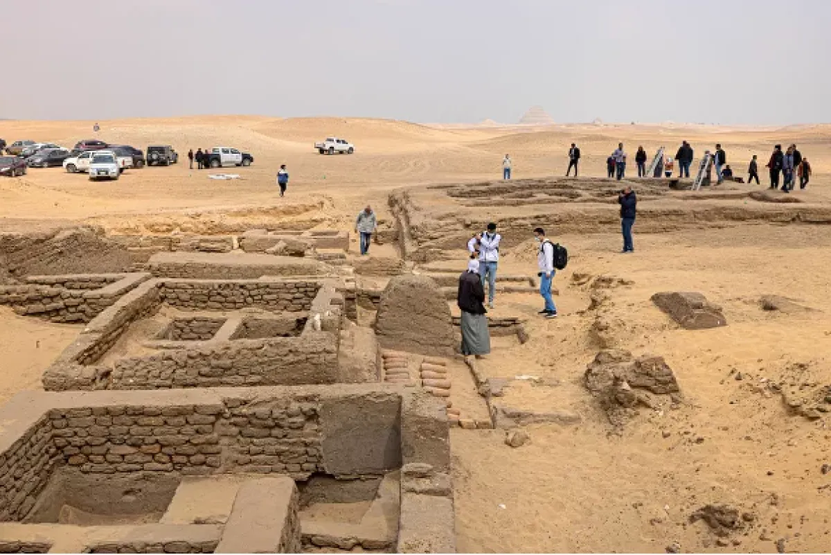 تواجد الإعلاميين عند المقابر المكتشفة