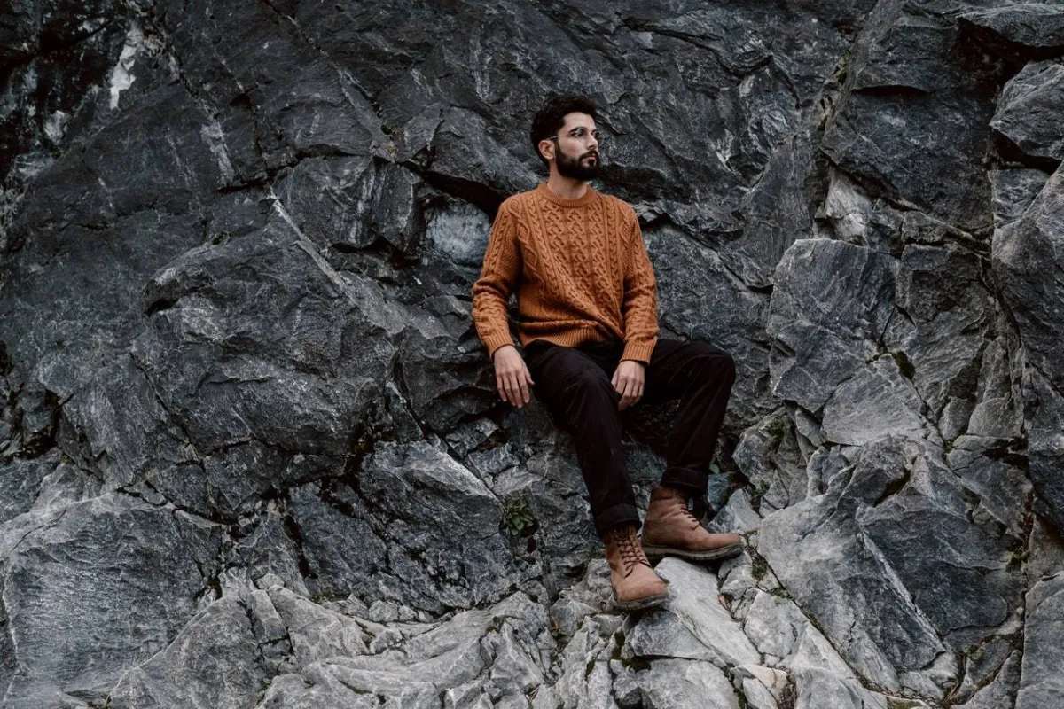 صورة لرجل على صخرة