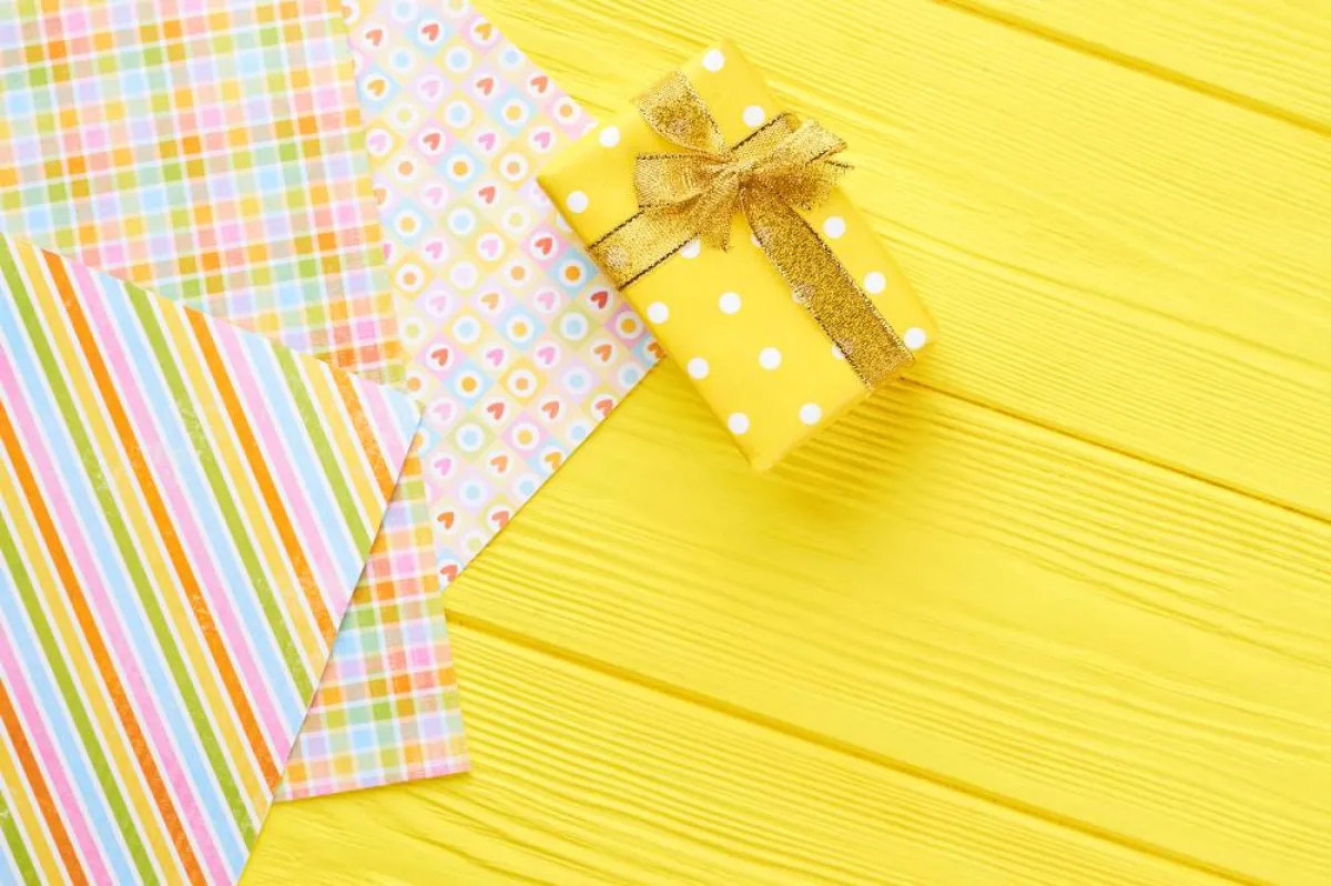 صندوق هدايا مصنوع من الورق 