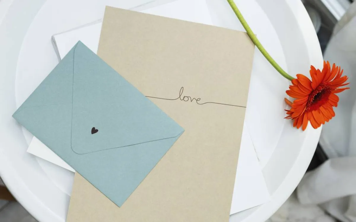 من الممكن لصق ظرف بطاقة المعايدة من دون صمغ