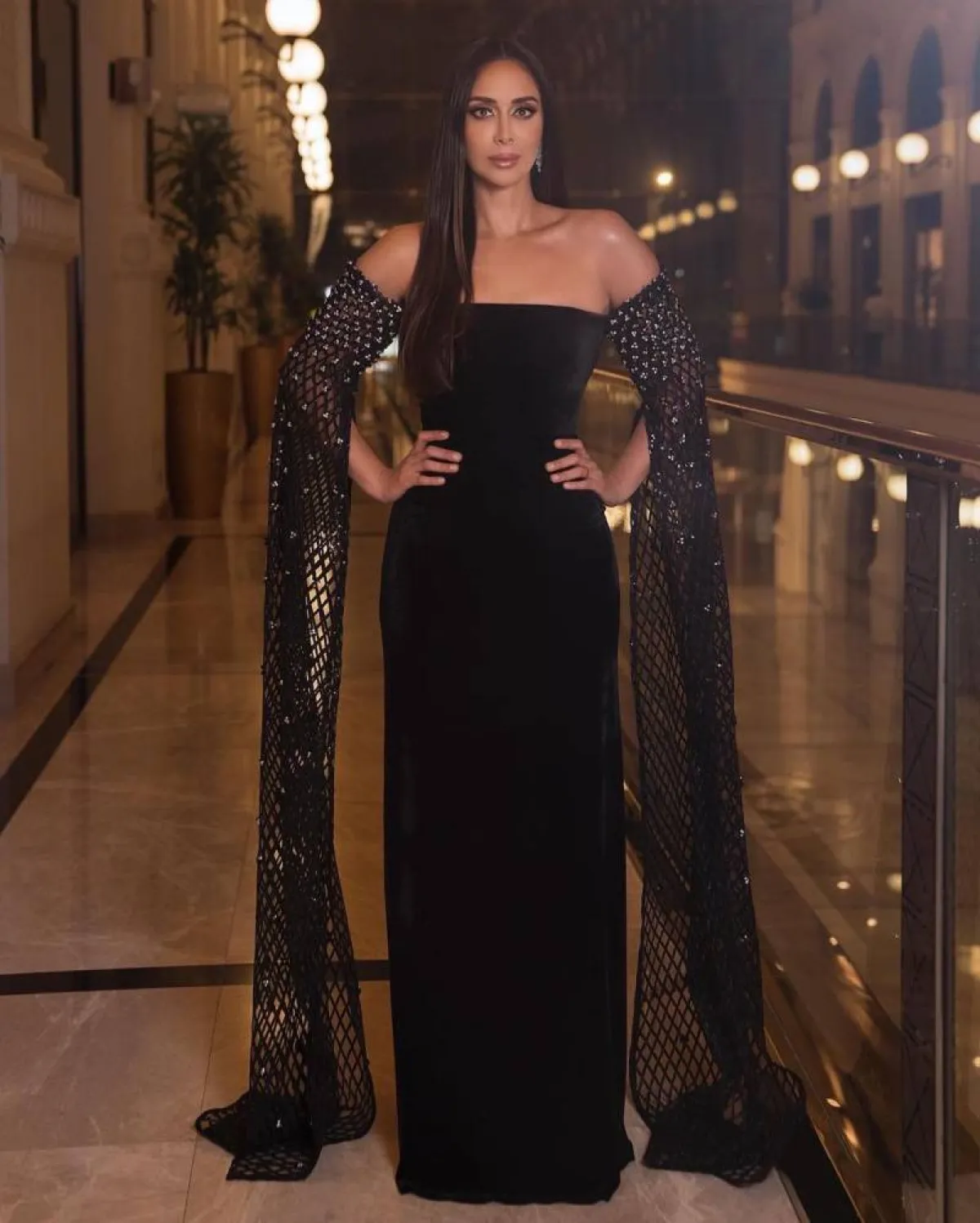 بسنت شوقي بفستان أسود مخمل ماكسي