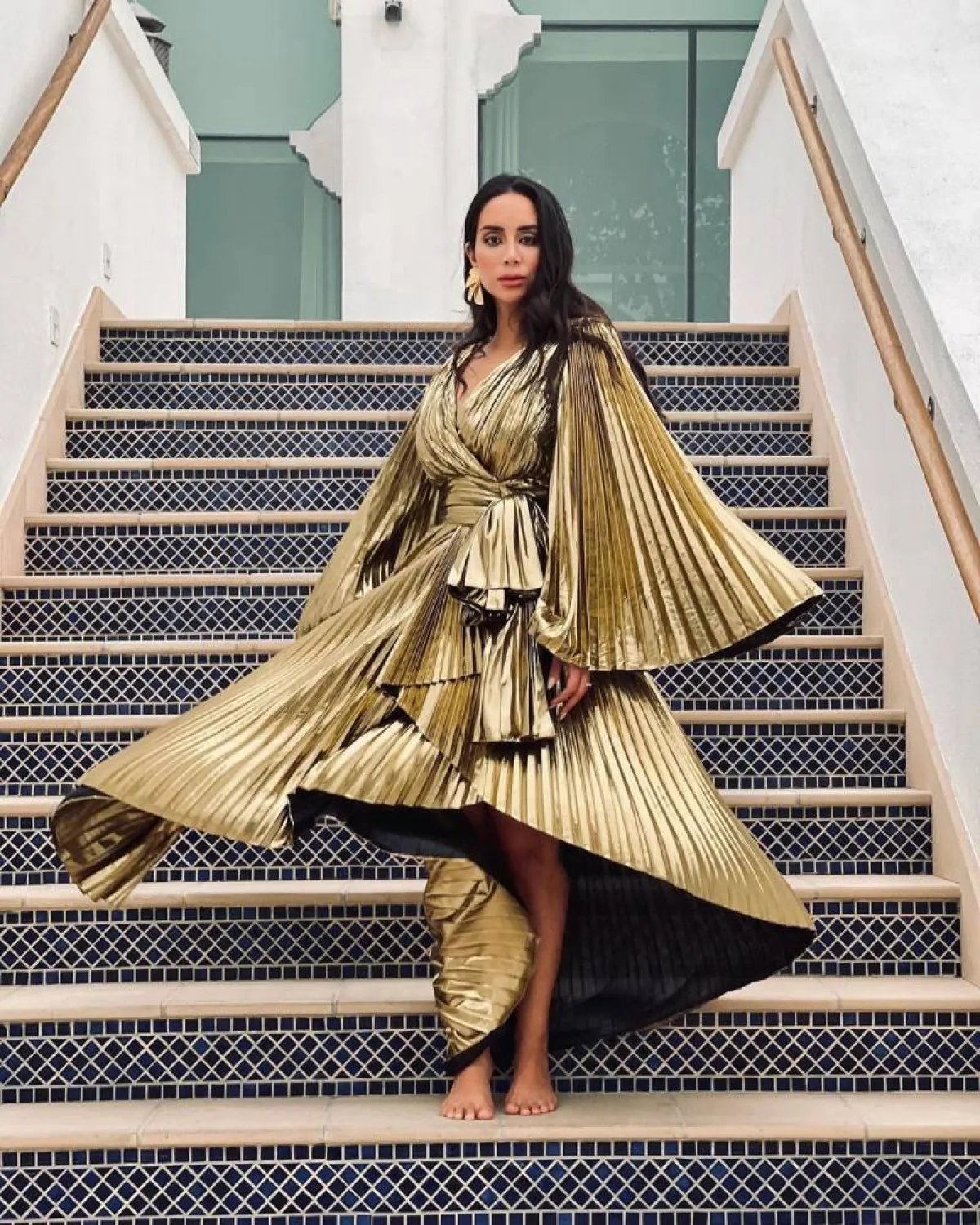 بسنت شوقي بفستان ميتاليك ذهبي بليسيه بأكمام طويلة واسعة 