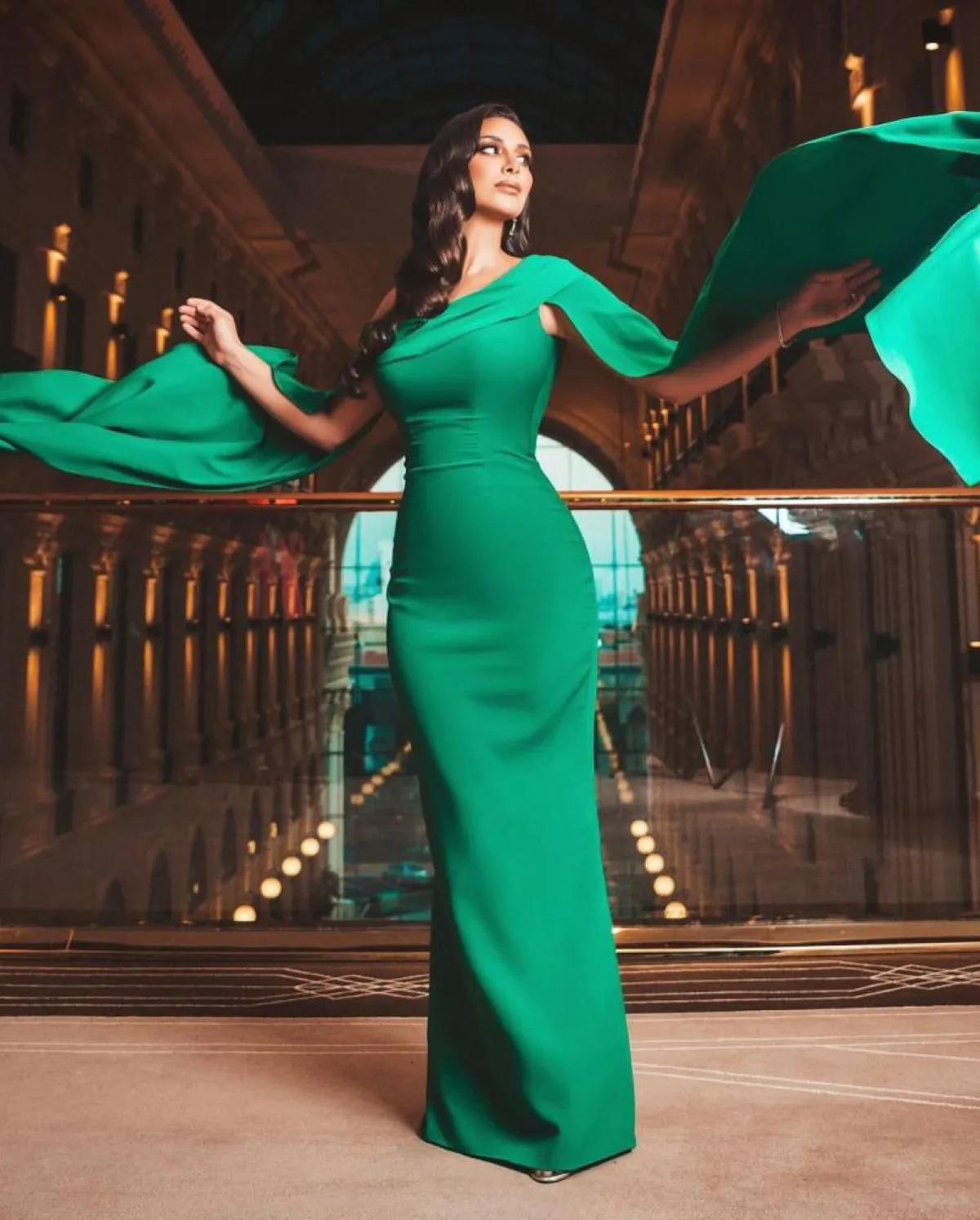 بسنت شوقي بفستان أخضر طويل بأكتاف منسدلة