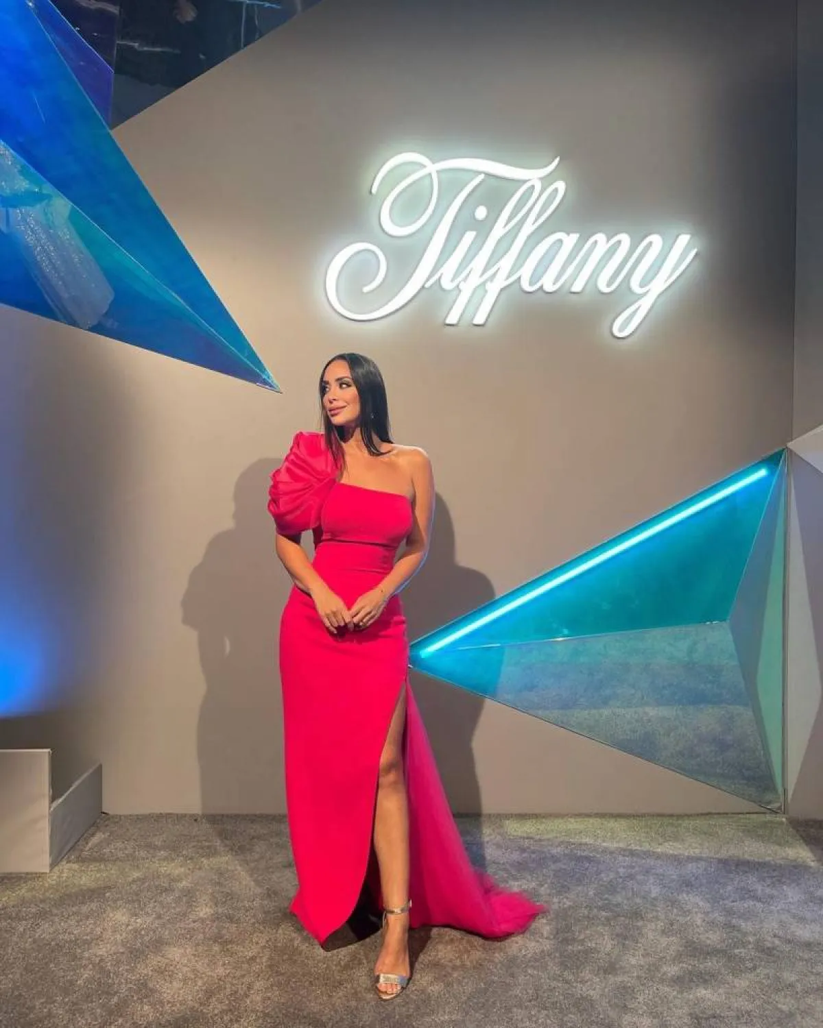 بسنت شوقي بفستان وردي وان شولدر بتنورة ذات شق أمامي