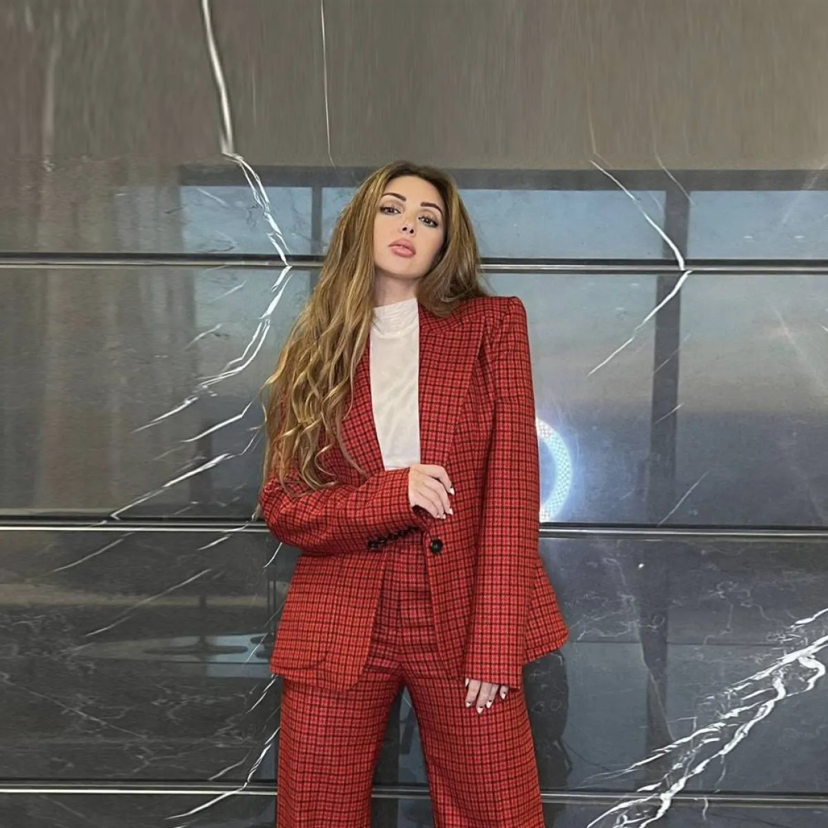 البدلة الحمراء من وحي النجمات