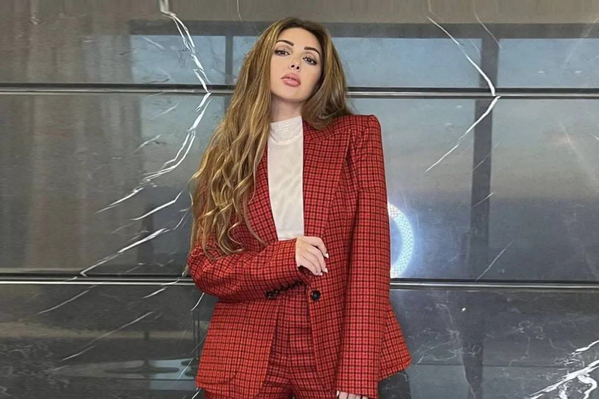 البدلة الحمراء من وحي النجمات