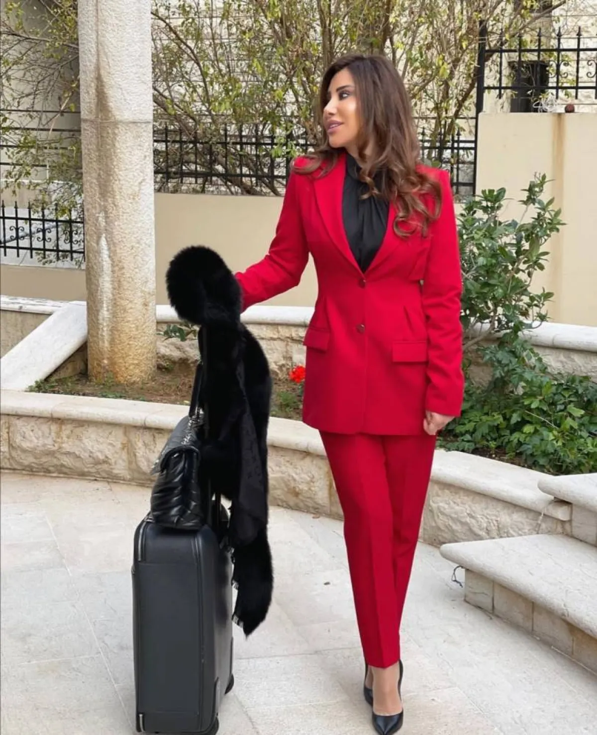 البدلة الحمراء من وحي النجمات