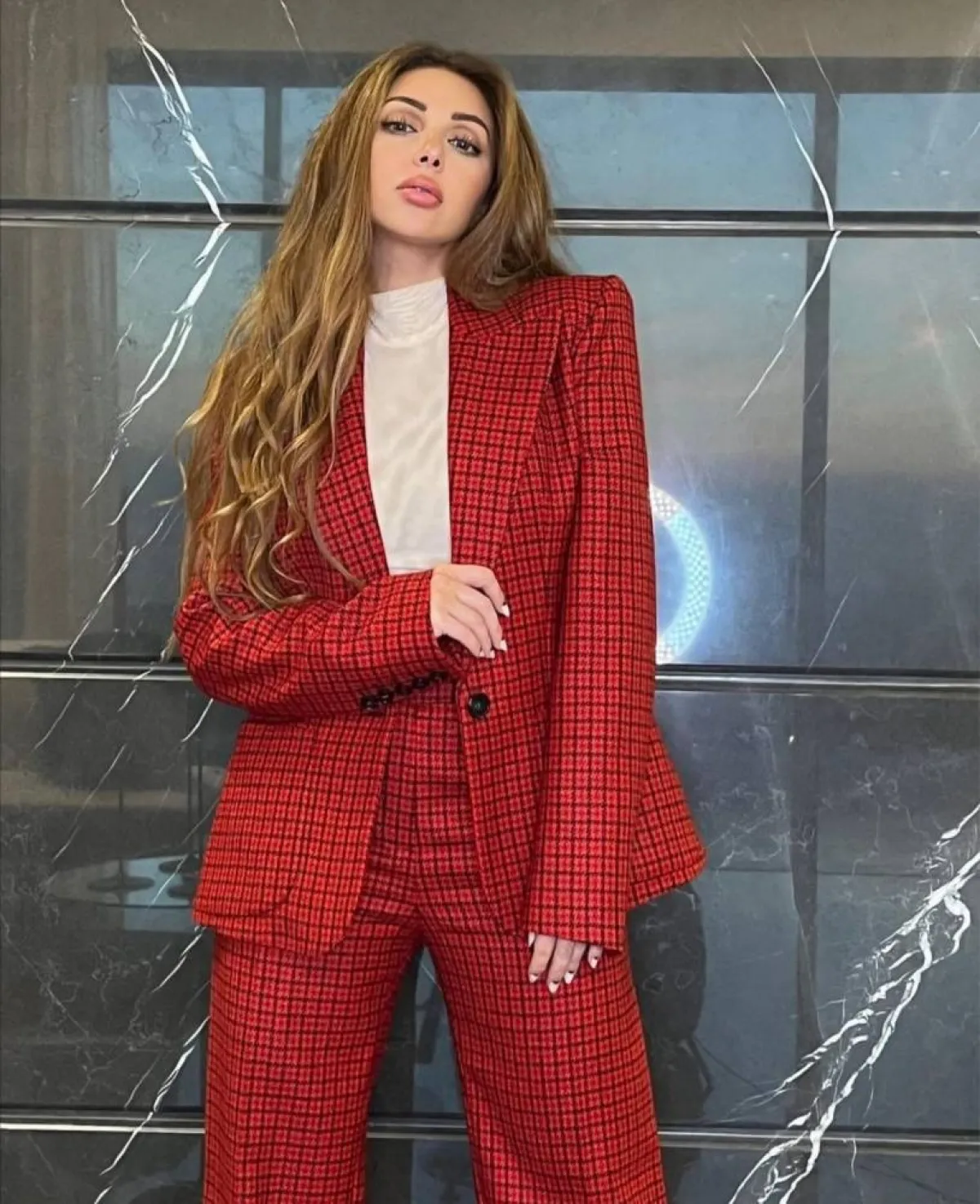 البدلة الحمراء من وحي النجمات