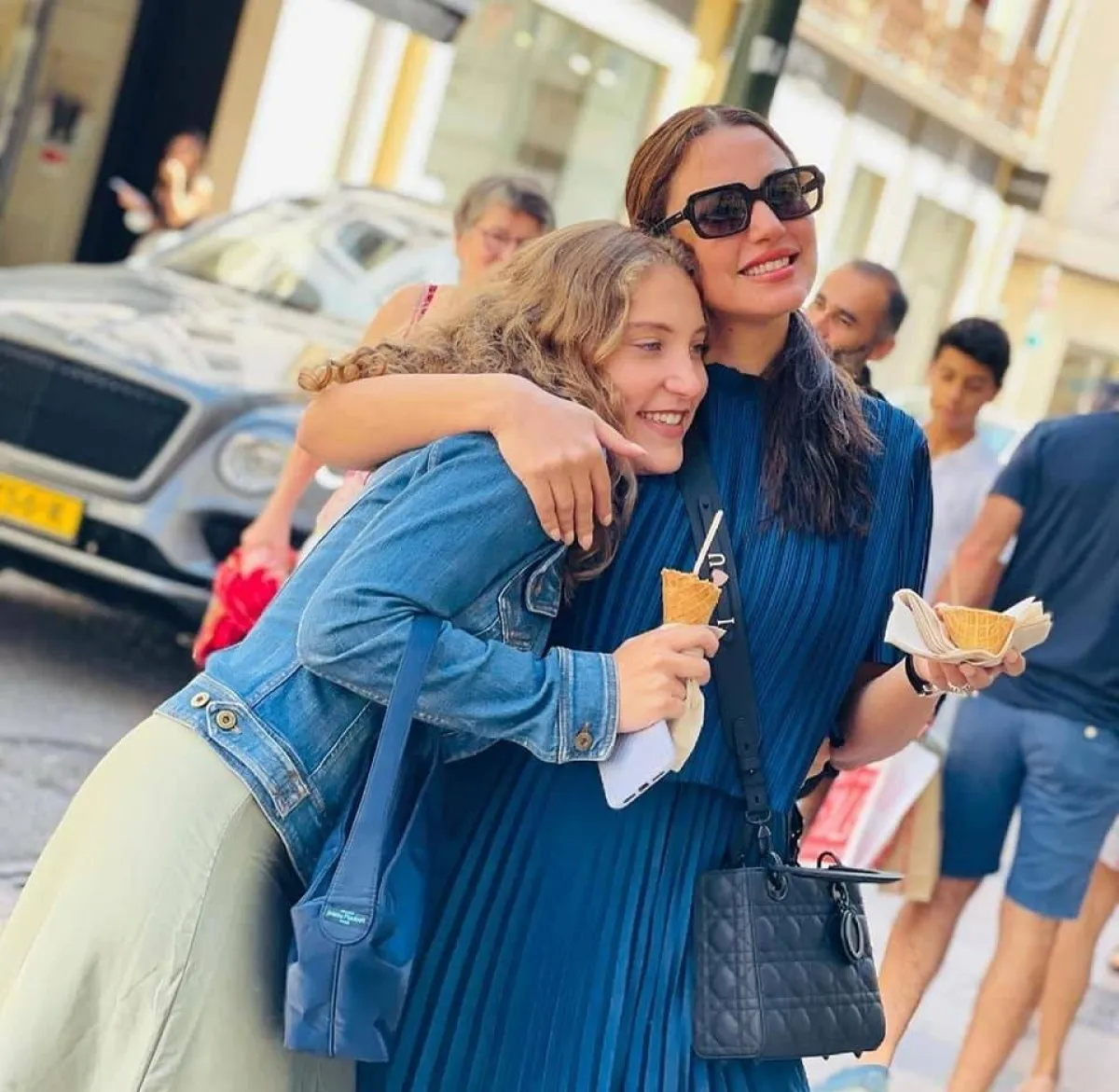 درة مع أختها- الصورة من حساب درة على الفيس بوك