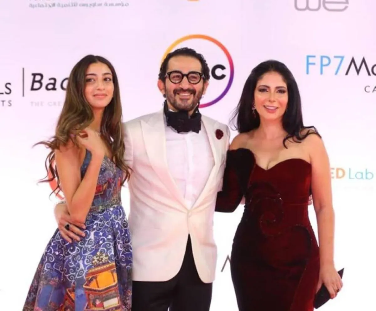 لي لي تتوسط والديها - الصورة من حساب منى زكي على انستغرام