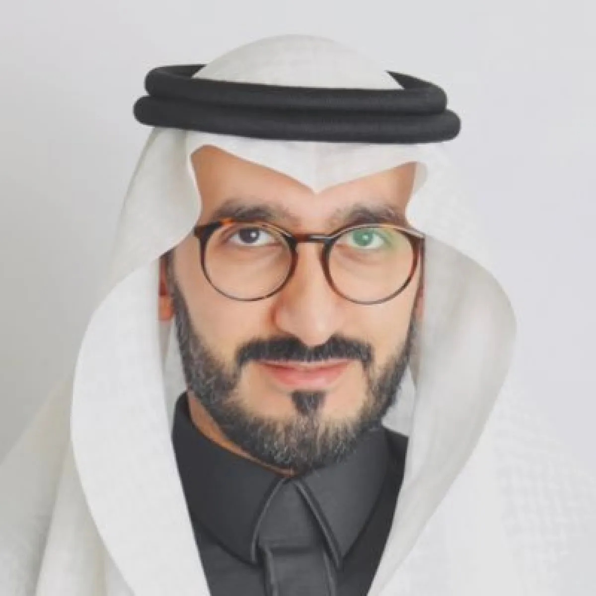 فيصل بن صقر، المهندس المعماري والمتخصّص الإداري