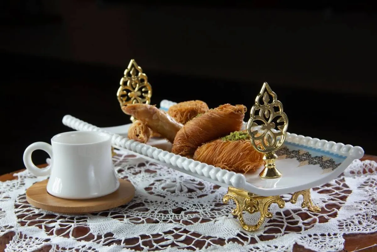 أواني المائدة المنقوشة والمذهبة