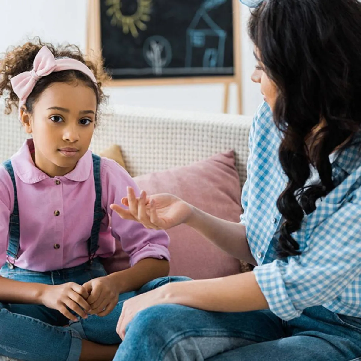 صورة لطفلة وأمها