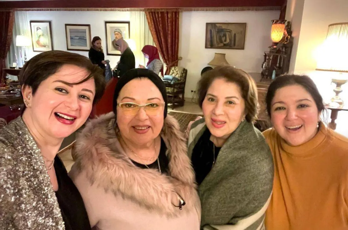 أحدث ظهور للفنانة المعتزلة نورا مع شقيقتها بوسي ومي وسارة نور الشريف - الصورة من حساب مي نور الشريف