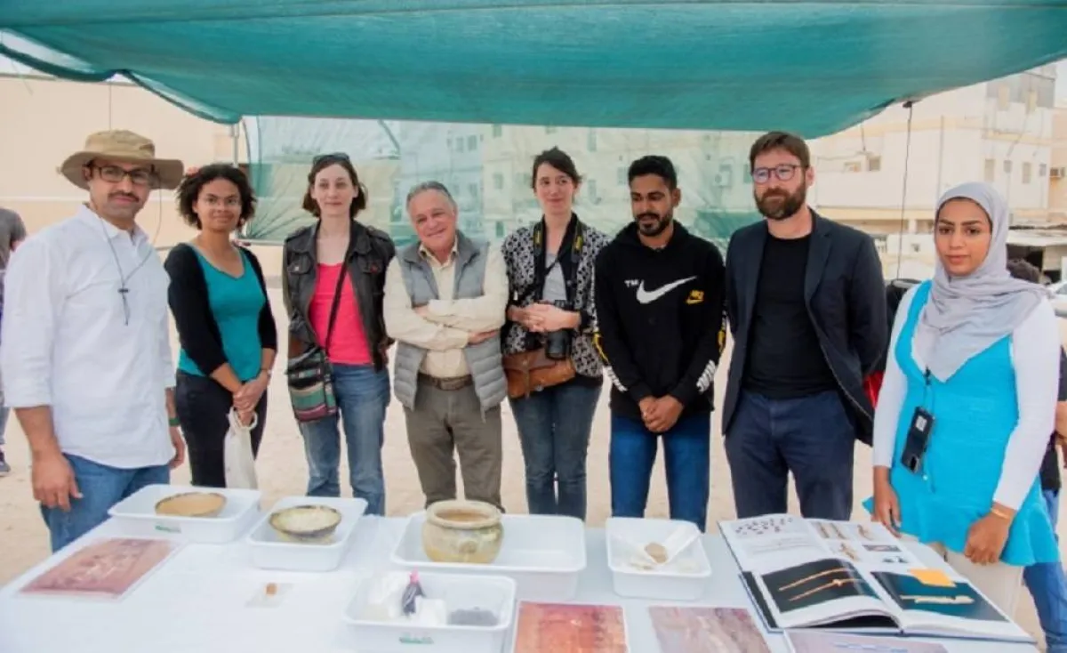 صورة الفريق البحثي مكتشف آثار البحرين