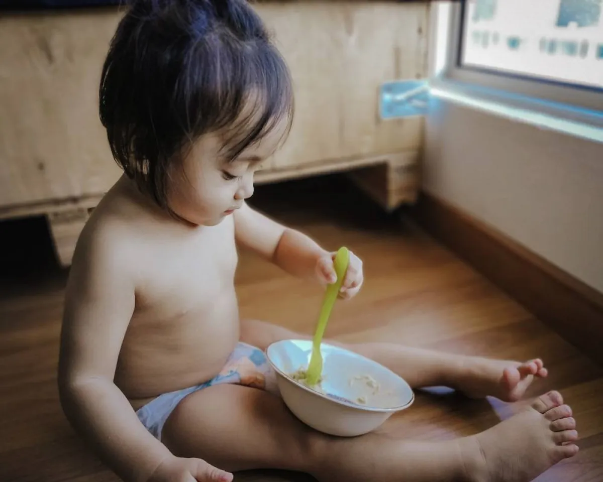 صورة لطفلة تتناول الطعام