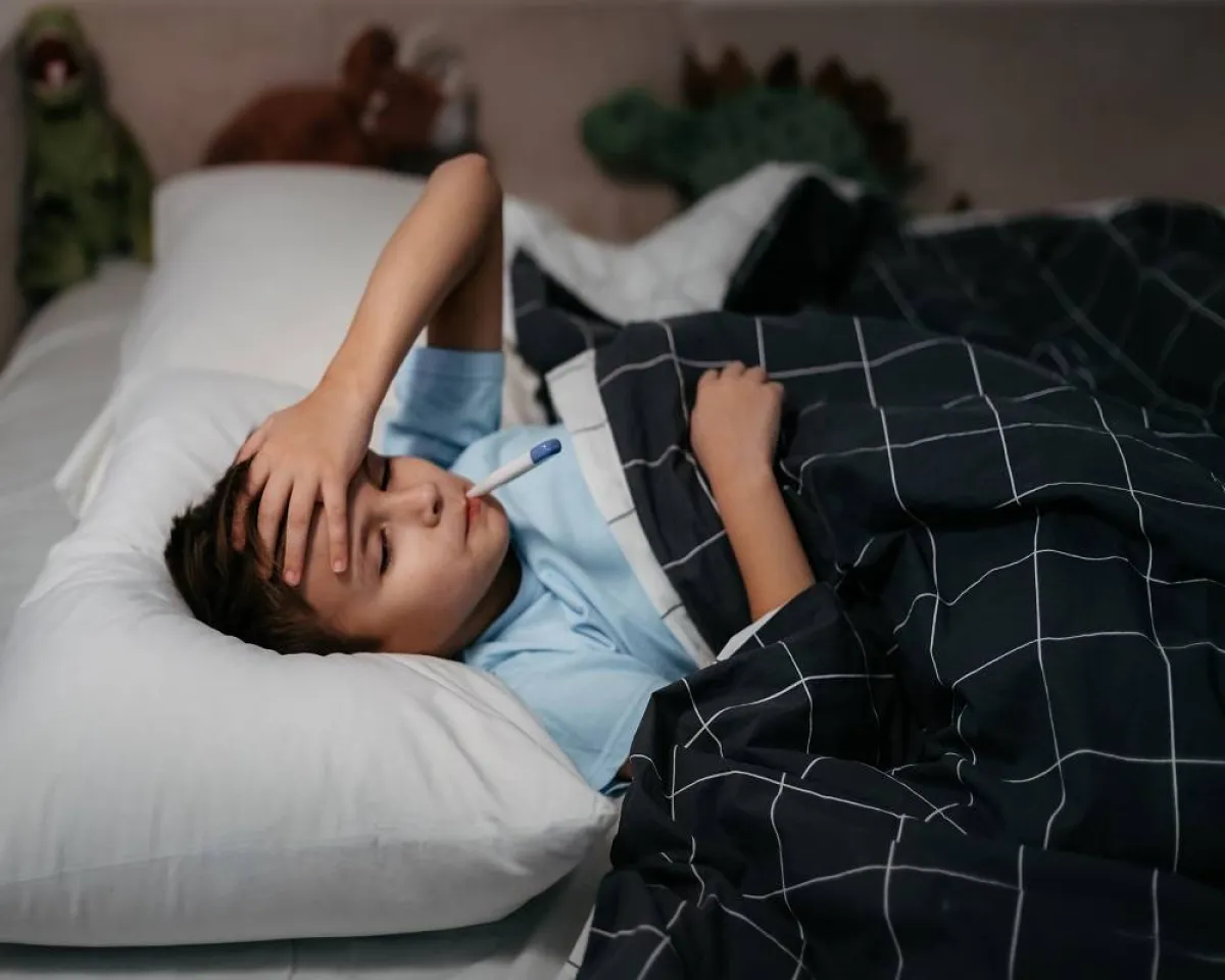 صورة لطفل مصاب بالحمى