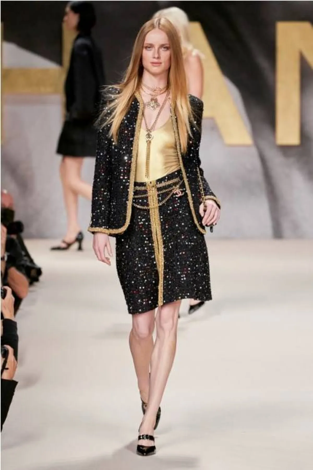 بدلة مطرز ة بالترتر من شانيل Chanel