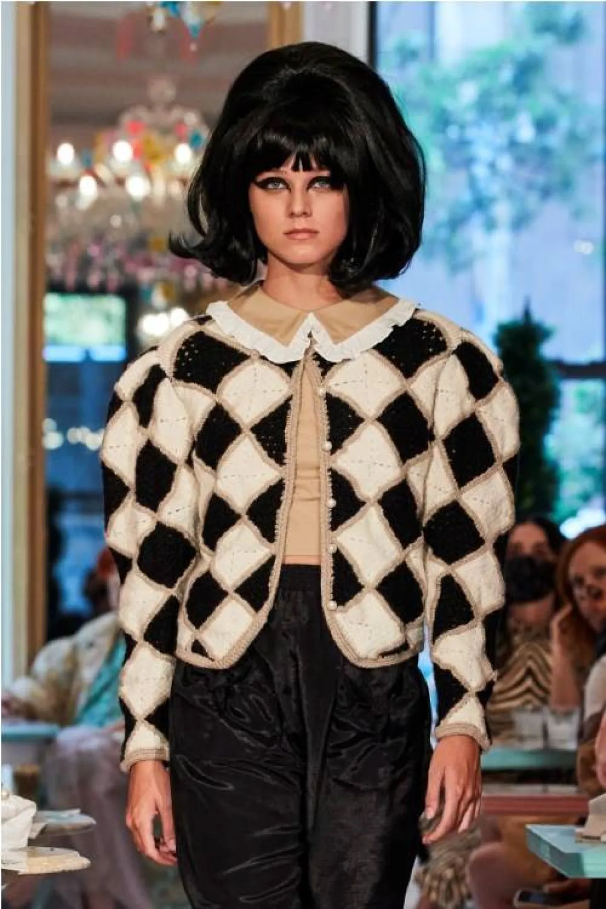 جاكيت باللون الأبيض والأسود من باتشيفا  Batsheva