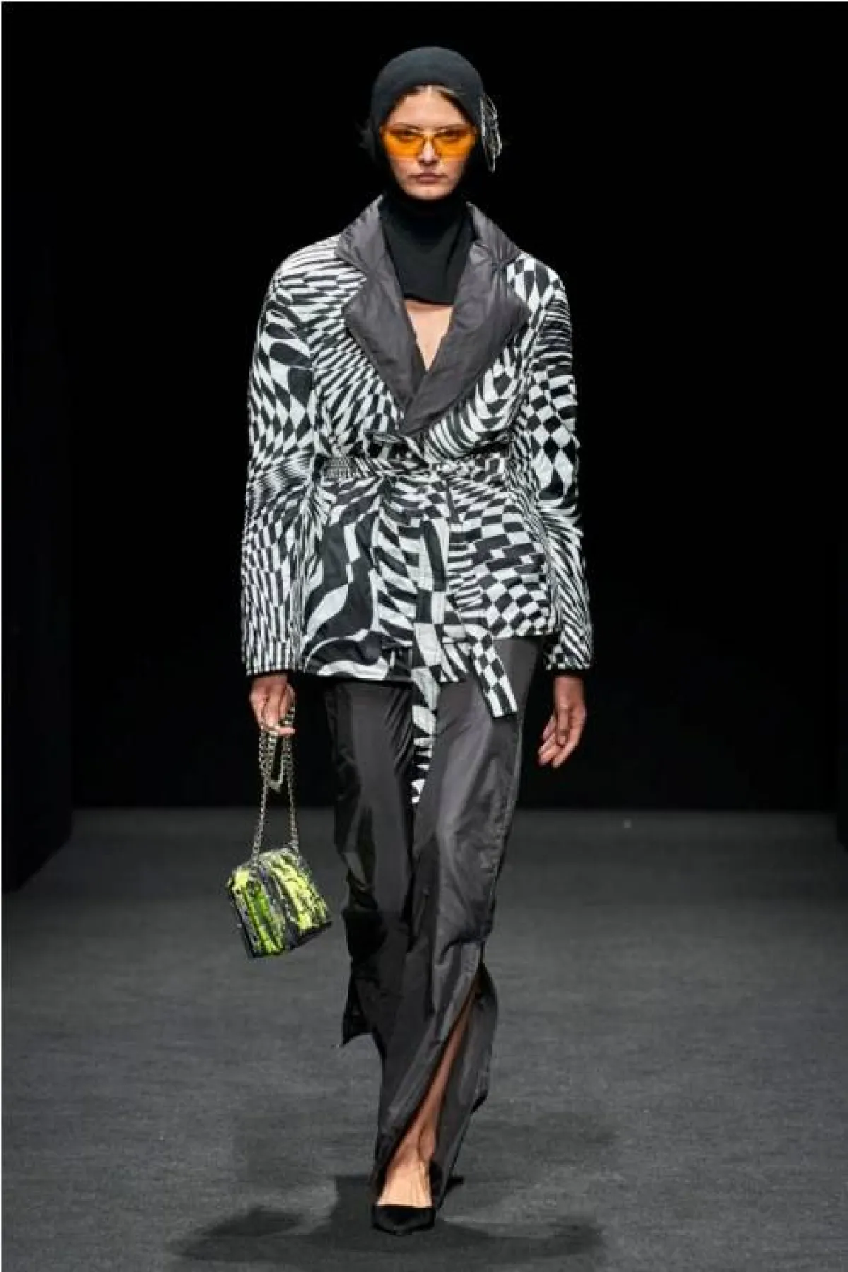 جاكيت باللون الأبيض والاسود من بودابست كوللكشن  Budapest Collection