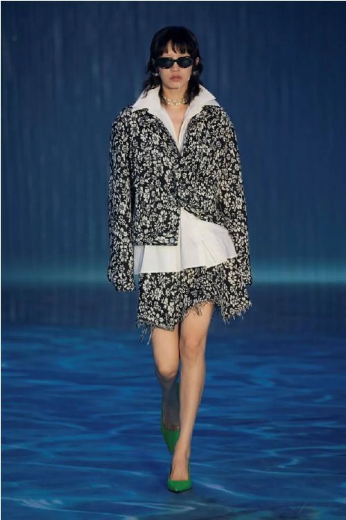 جاكيت باللون الأبيض والأسود من سي بي ديزاين  C P Design