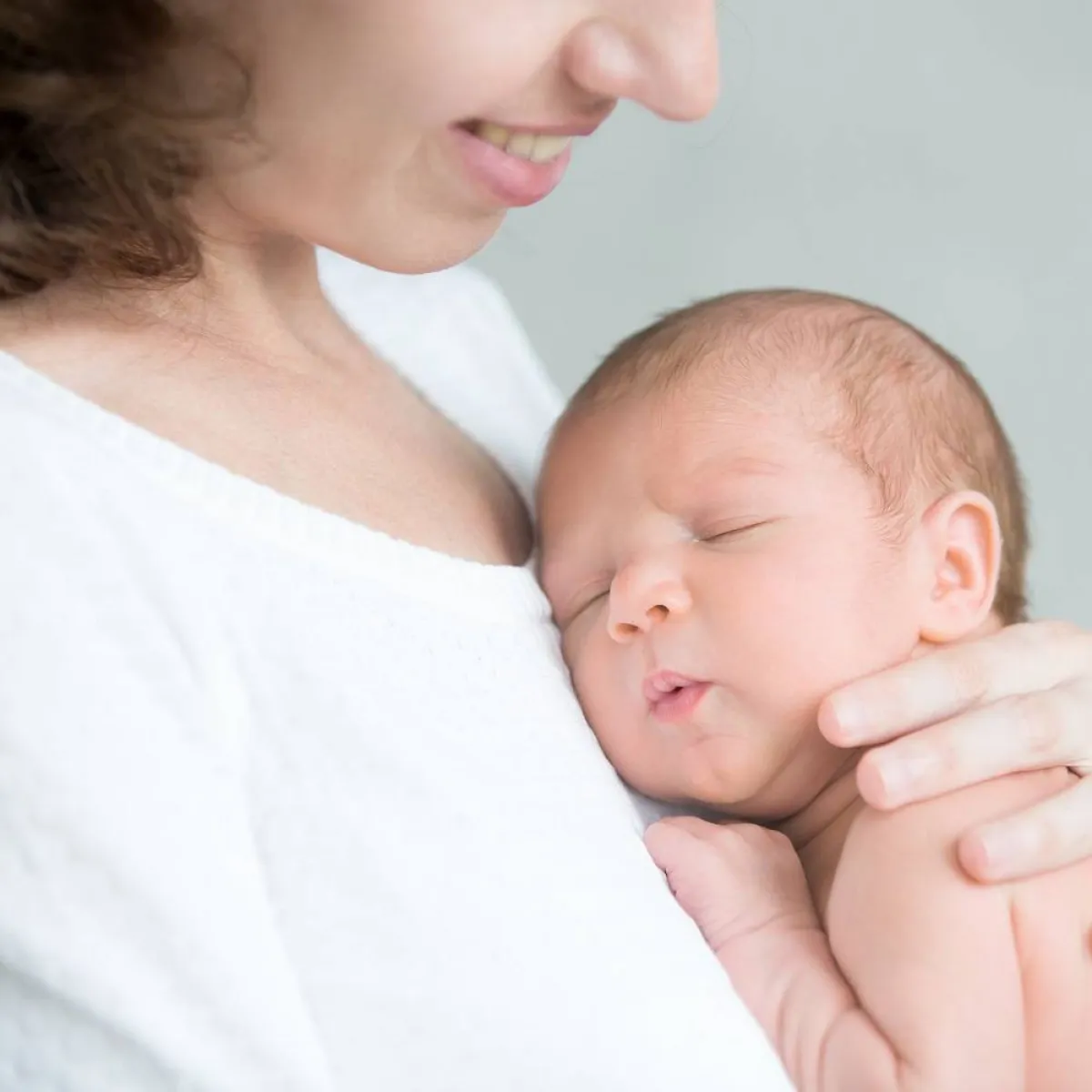 صورة لطفل وأمه