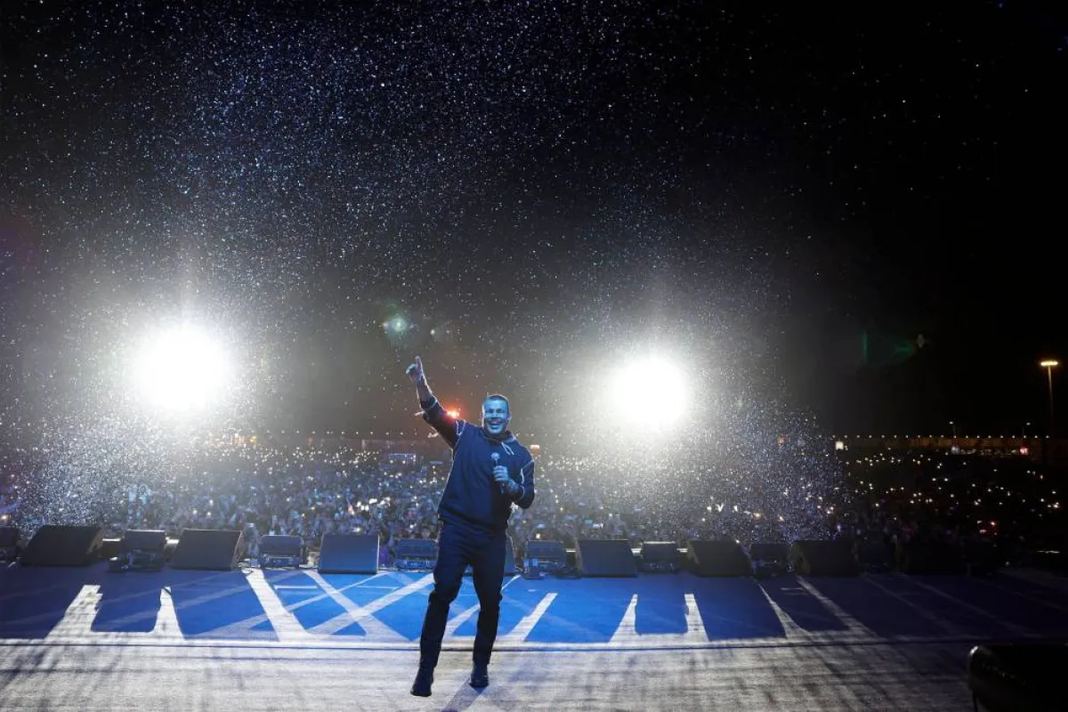 عمرو دياب في إحدى حفلاته - الصورة من حسابه على فيسبوك