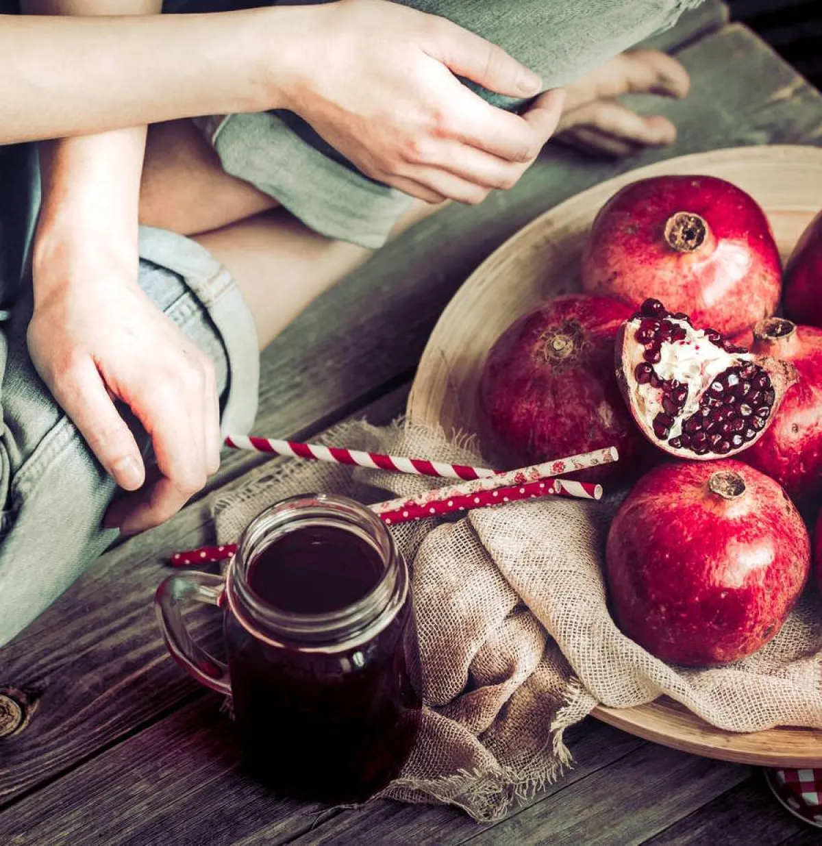 صورة لامرأة تأكل الرُّمَّان