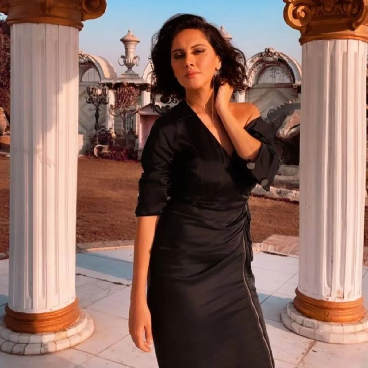 ياسمين رئيس بفستان أسود بتنورة ميدي كشكش وتوب بأكمام قصيرة