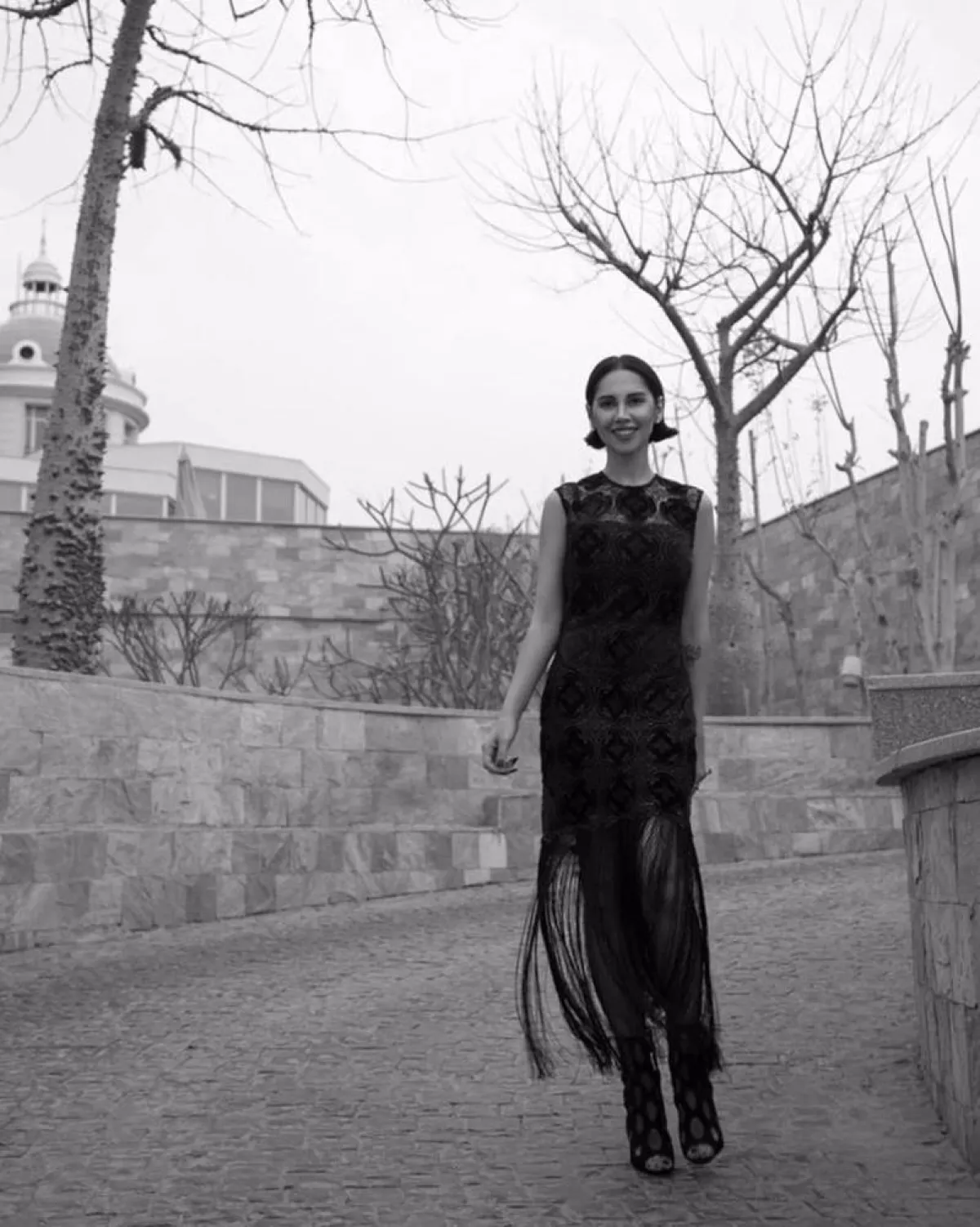 ياسمين رئيس بفستان دانتيل أسود بدون أكمام وحذاء بكب عالٍ