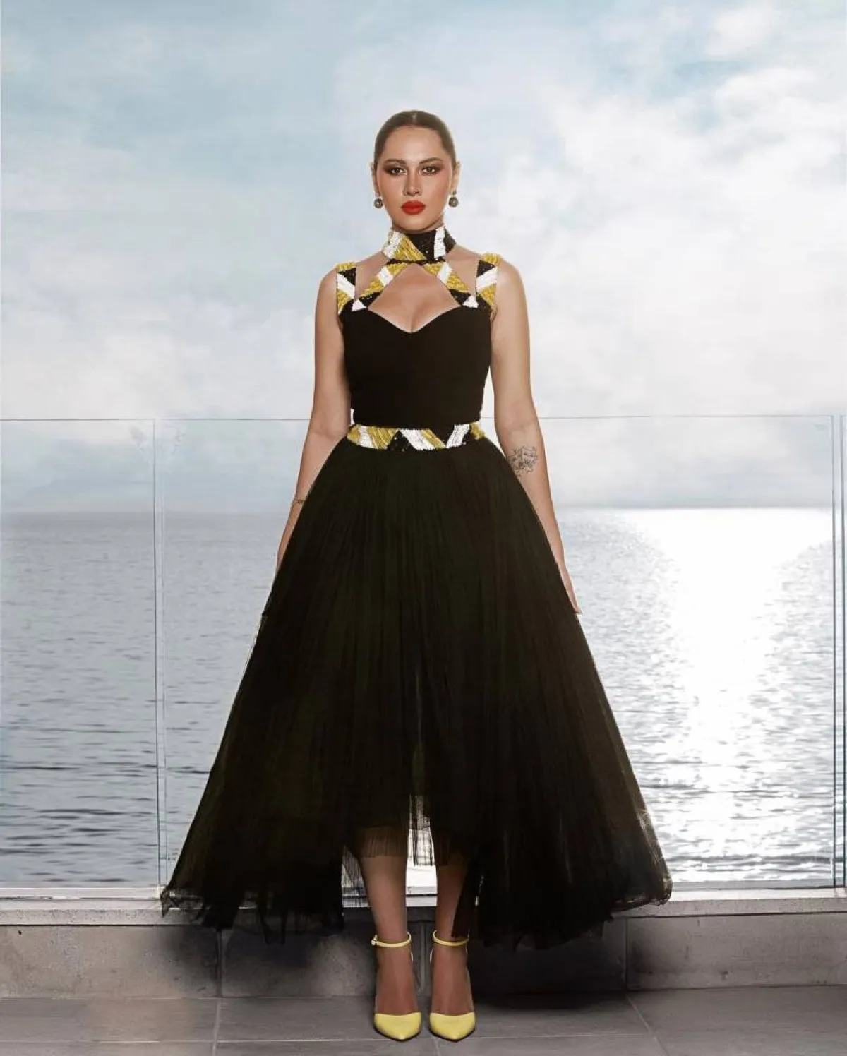 ياسمين رئيس بفستان تول أسود وحذاء باللون الأصفر