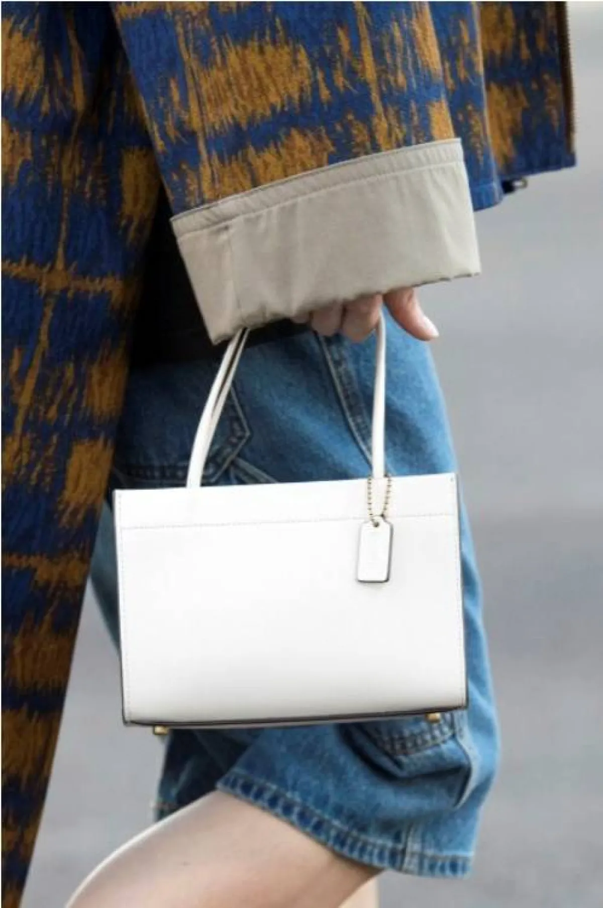 شنطة يد باللون الأبيض من كوتش  Coach