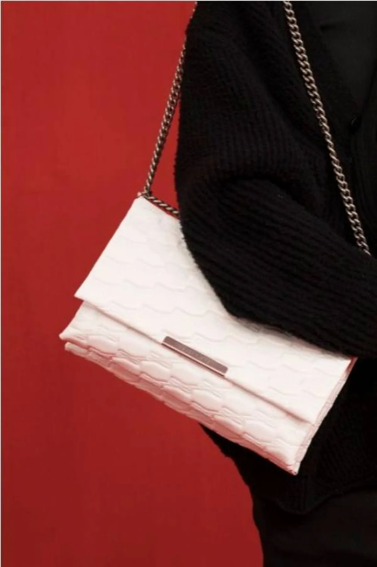 شنطة يد مع سلسال معدني من بالنسياغا  Balenciaga