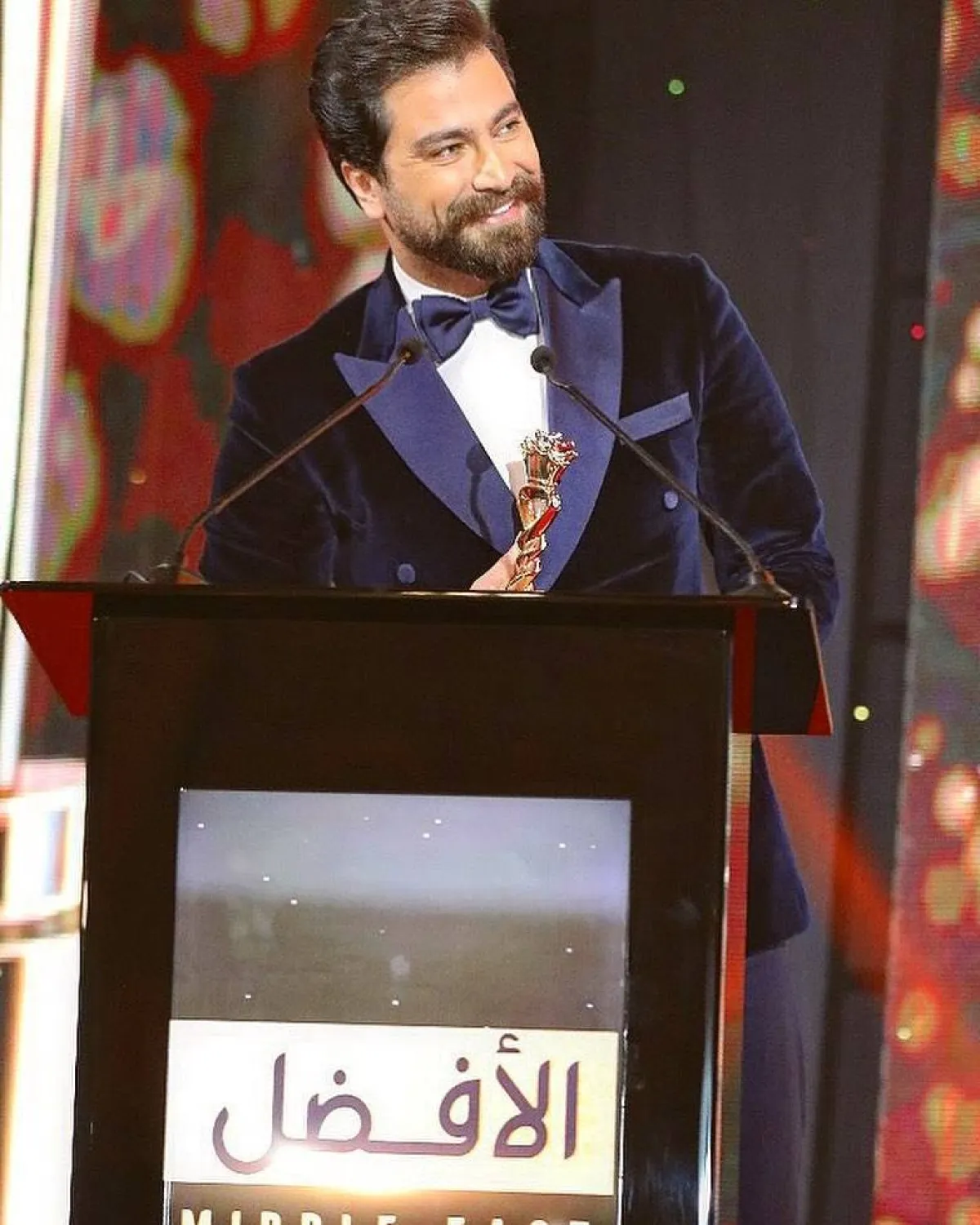 معتصم النهار ببليزر من المخمل الأزرق وقميص باللون الأبيض