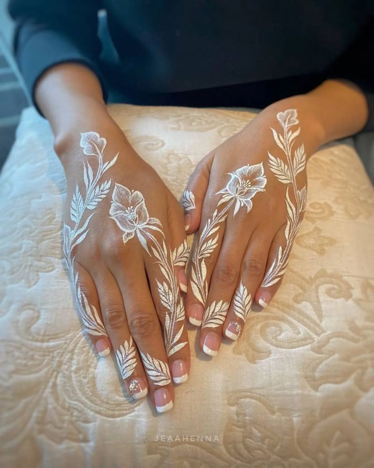 حناء بيضاء ناعمة برسوم أوراق الأشجار كبيرة الحجم