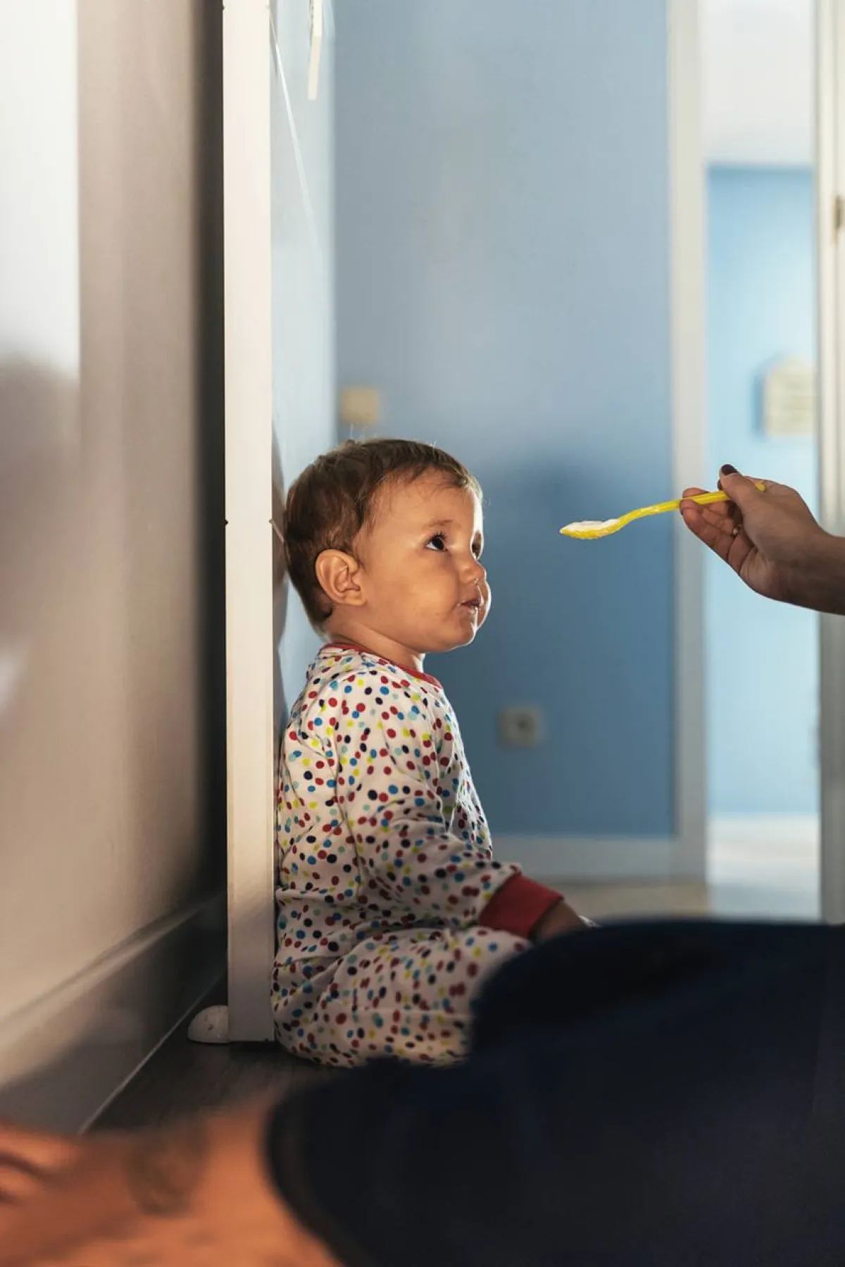 صورة لطفل بعمر السنة يأكل