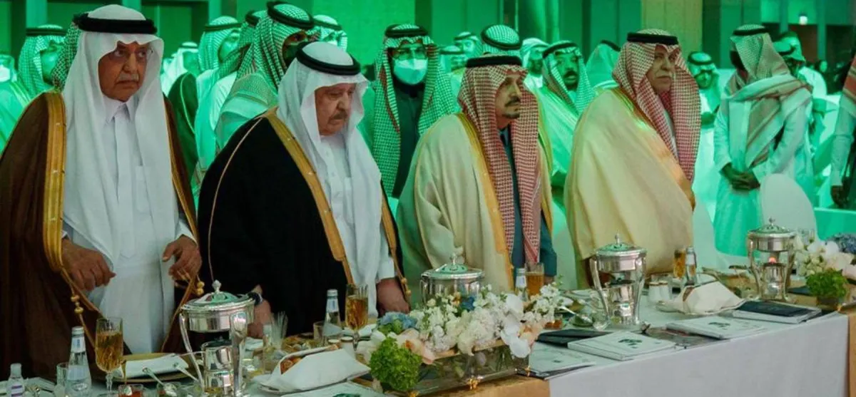 أمير منطقة الرياض الأمير فيصل بن بندر بن عبد العزيزأثناء تكريم رواد العمل الاجتماعي