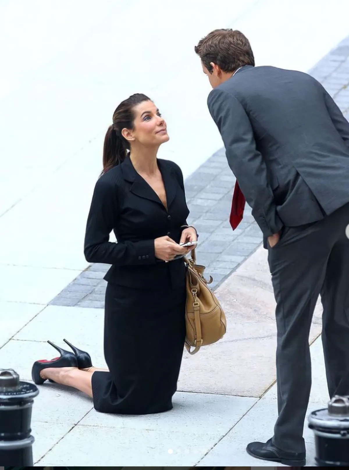 ساندرا بولوك ترتدي بدلة سوداء 