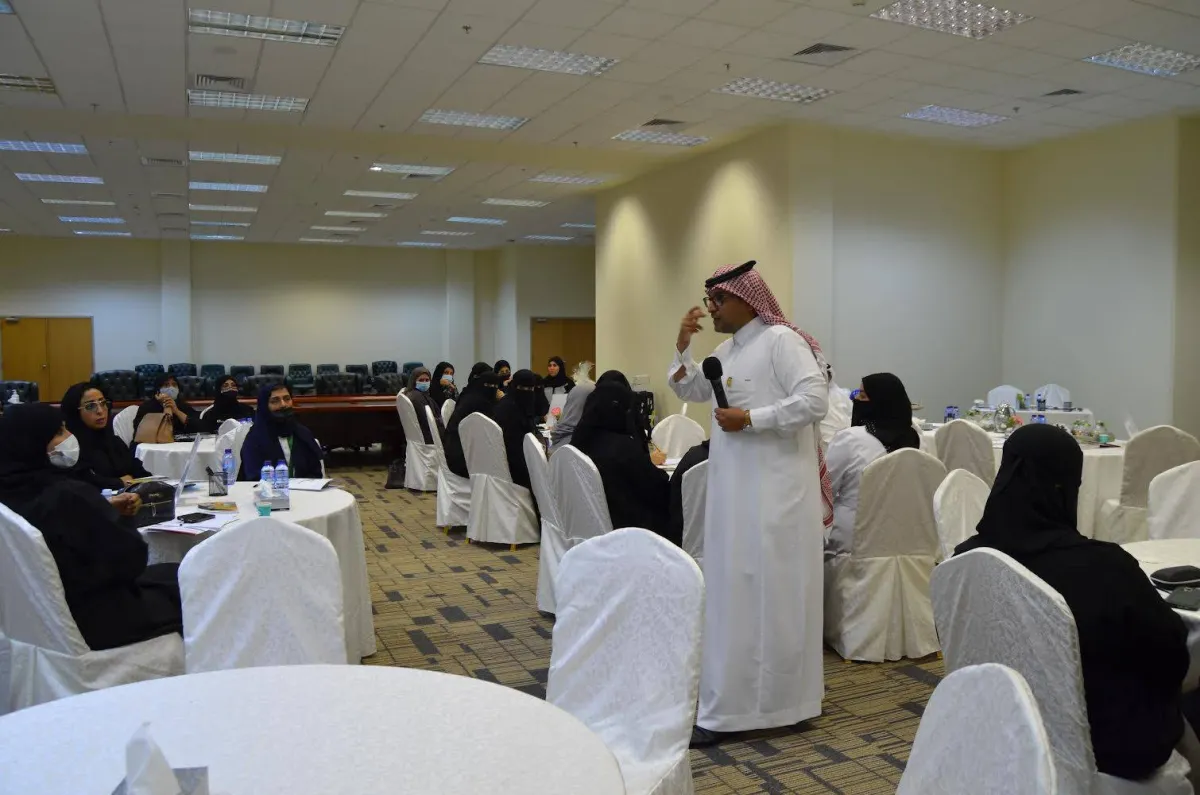 مركز الطوارئ والكوارث بشطر الطالبات يؤهل عدد من السيدات في ورشة إخلاء ذوي الإعاقة بحالات الطوارئ