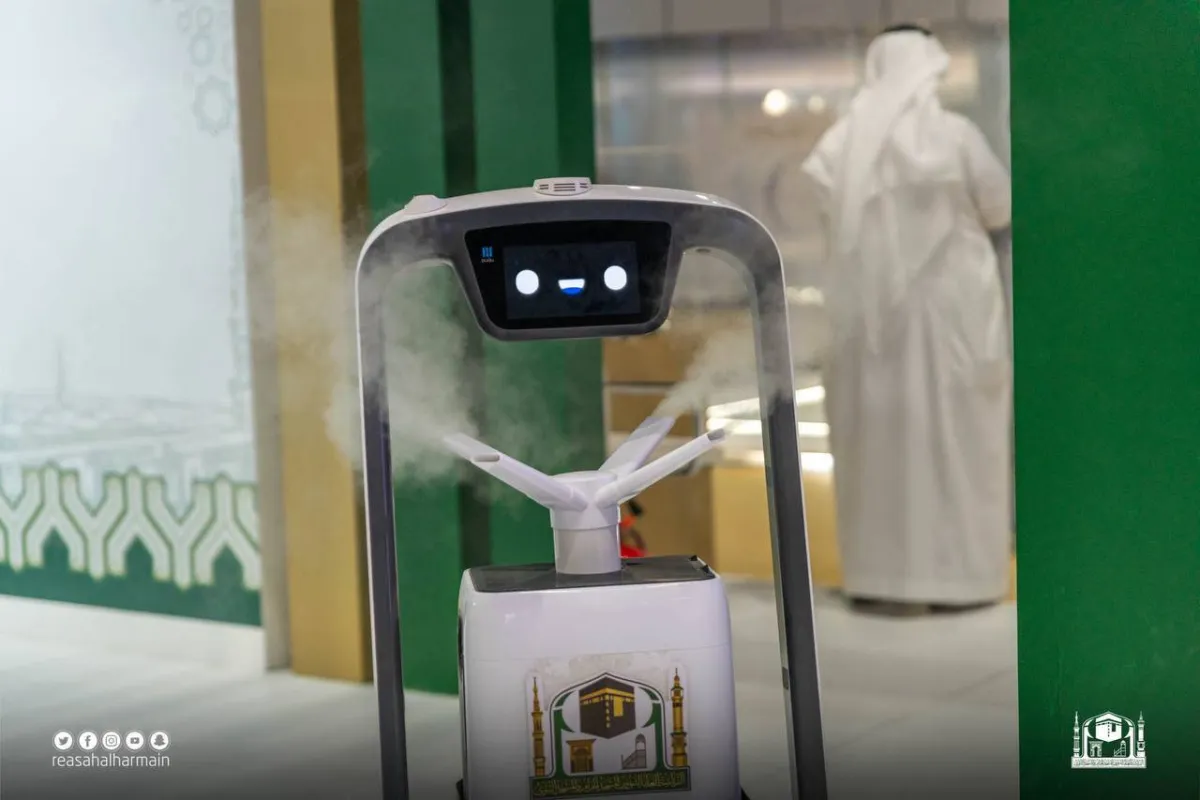 روبورتات الحرمين والحجر الأسود الافتراضي يجذبان زوار قبة جدة سوبردوم