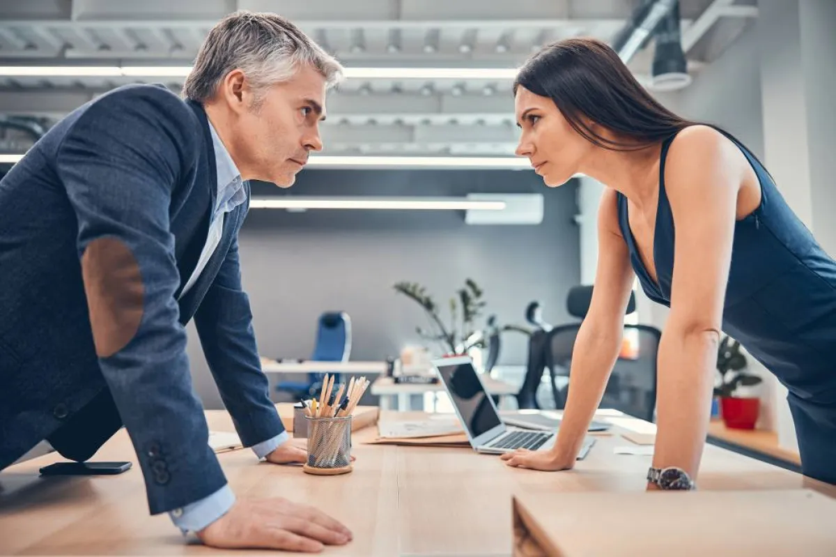 قد يكنّ الموظّف مشاعر سلبيّة لأفراد فريق العمل والرؤساء