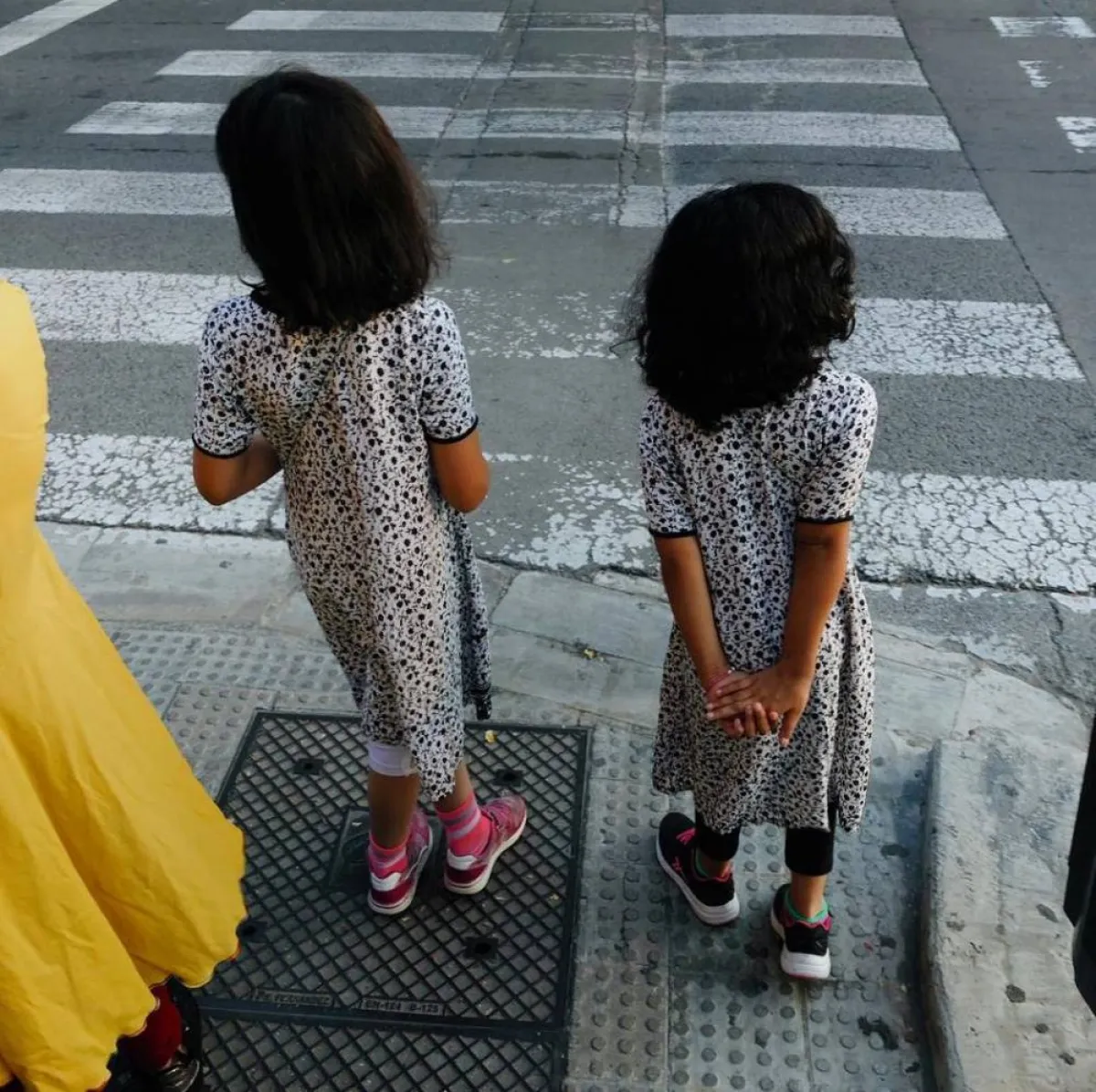 صورة لفتاتين توأمين