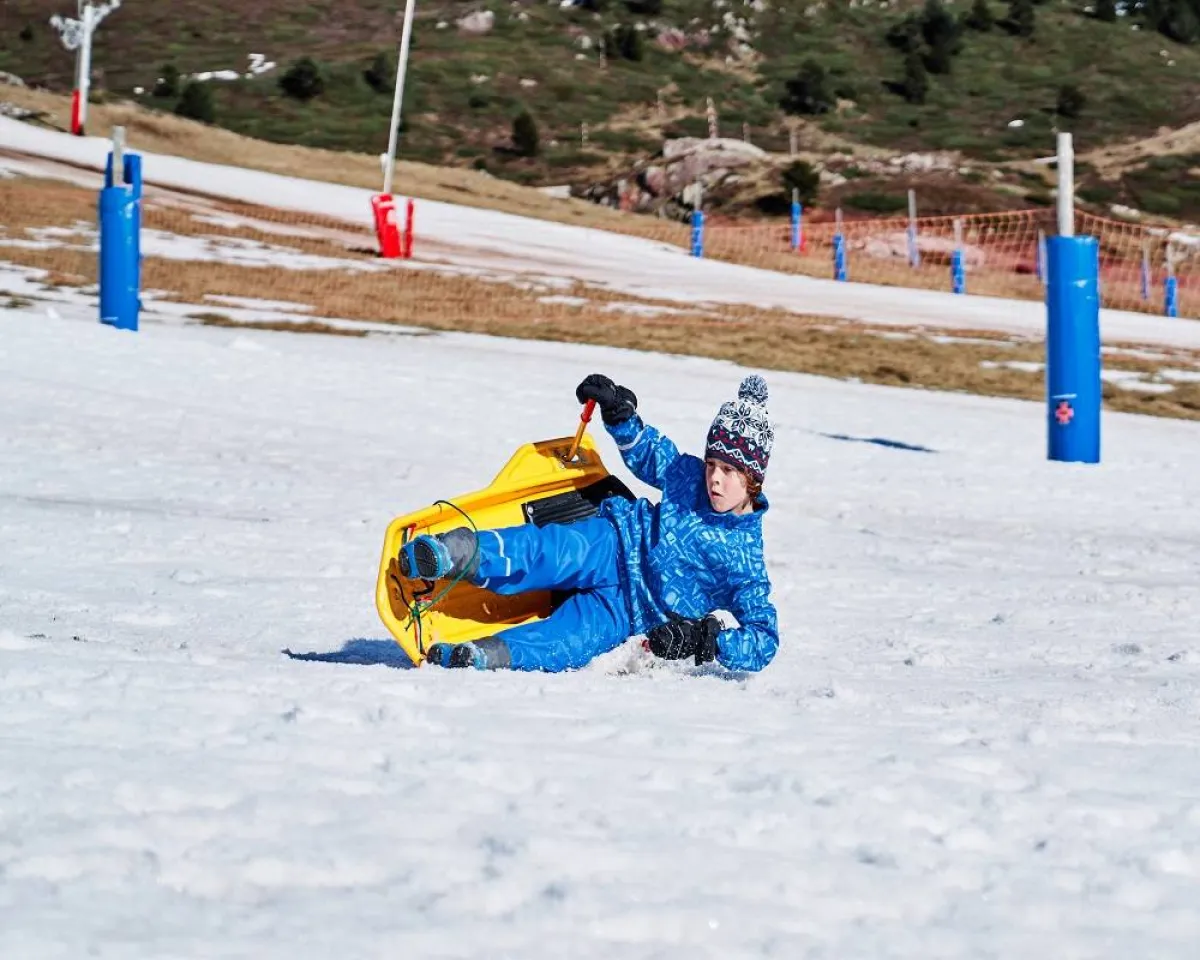 صورة لطفل يسقط أثناء التزلج