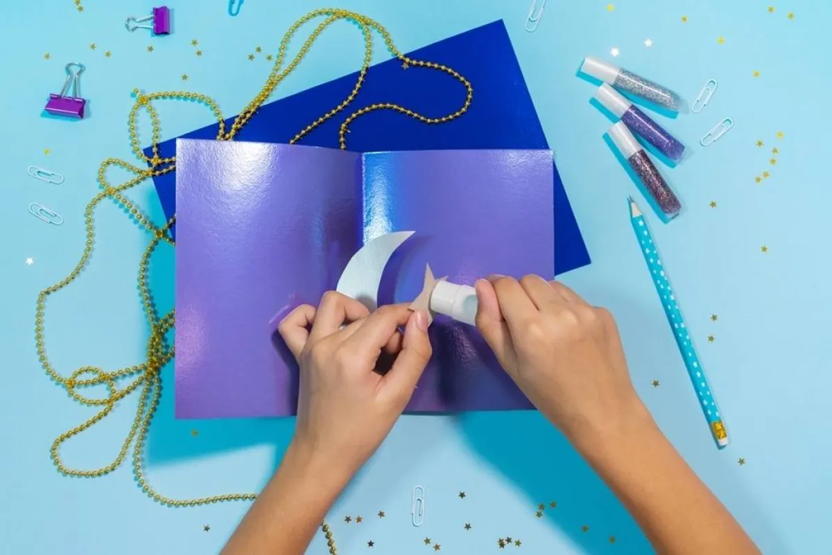 أفكار تزيين المنزل بالأشغال اليدويّة، استقبالًا لرمضان، تشتمل على: إعداد النجوم والأهلّة 