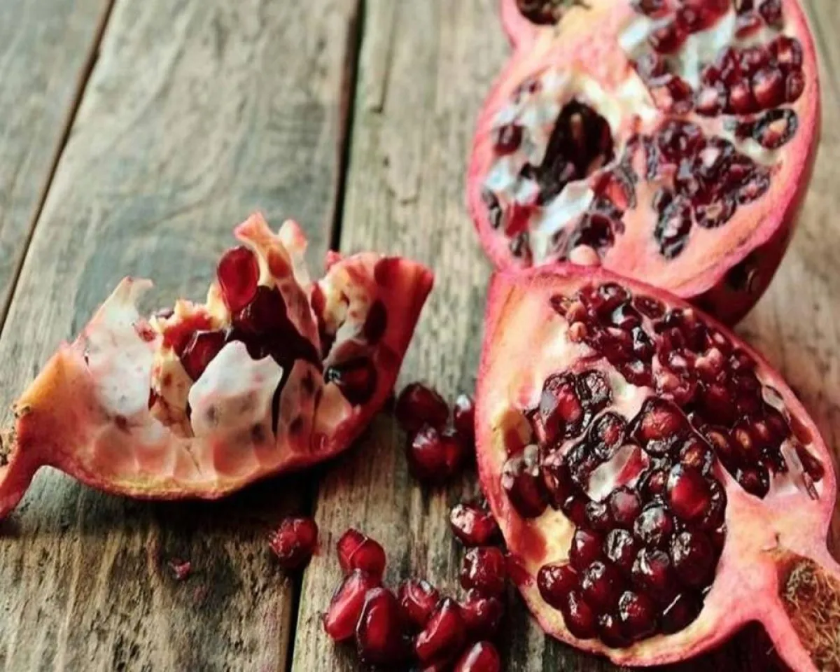 صورة لثمرة من الرمان 