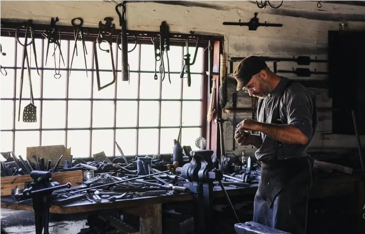 الفرق بين الحرفي والفنان