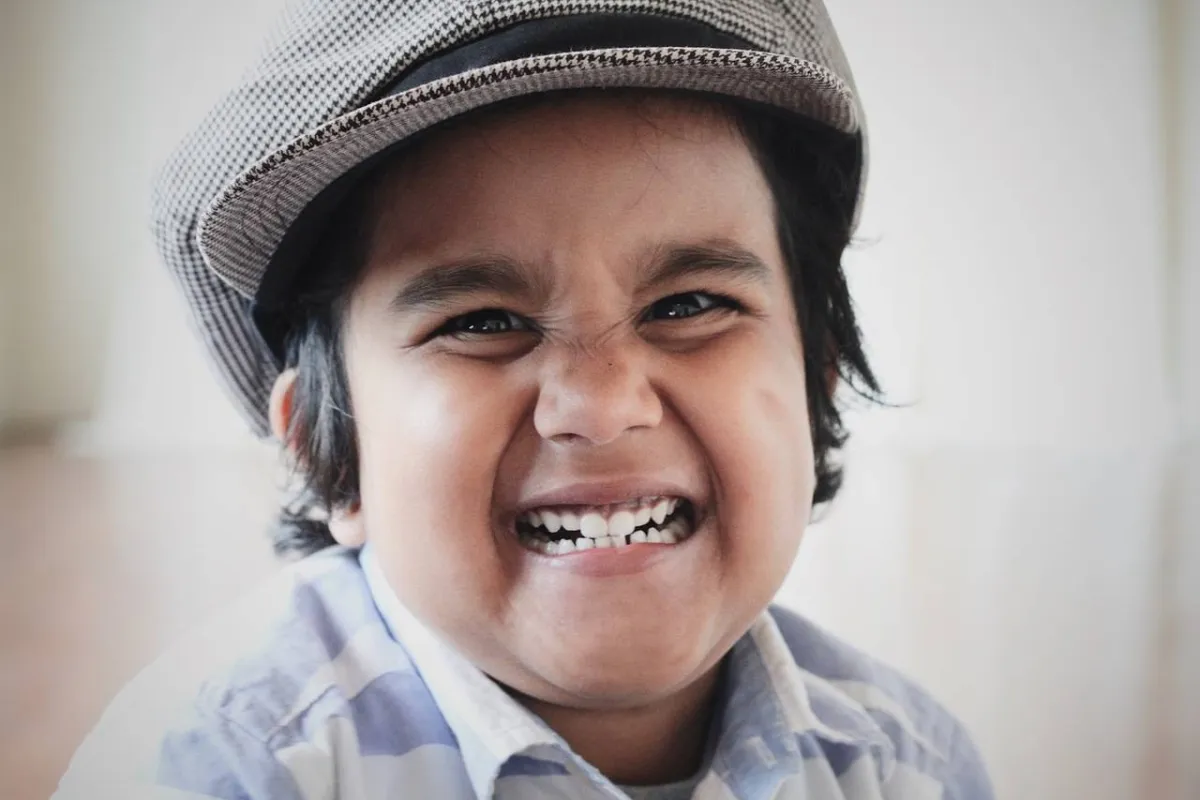 صورة لطفل عنيد 